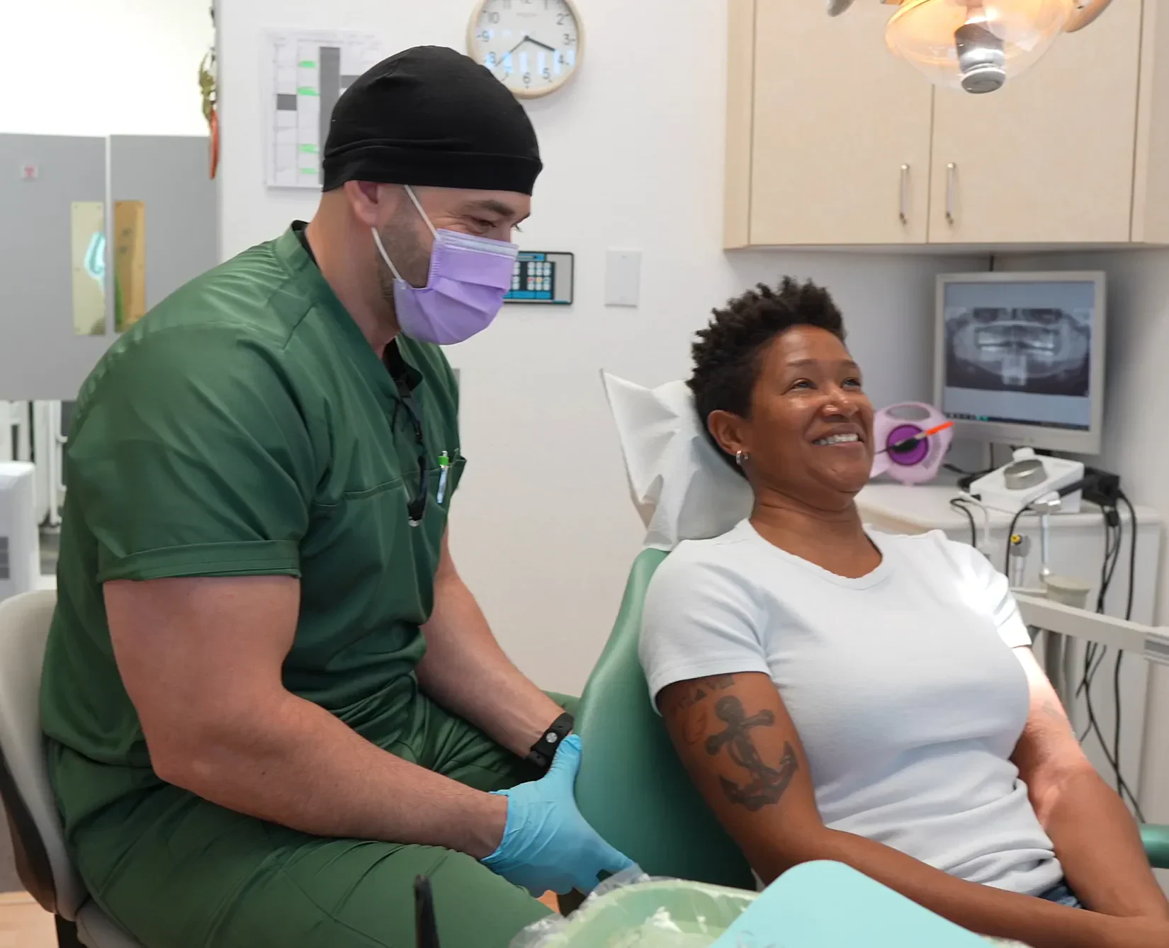 El Dr. Ramy Garsdean atendiendo a un paciente en Exceptional Dentistry