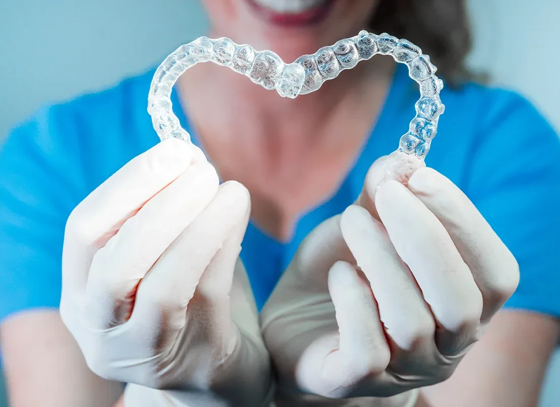clear-aligner-love-shape.webp