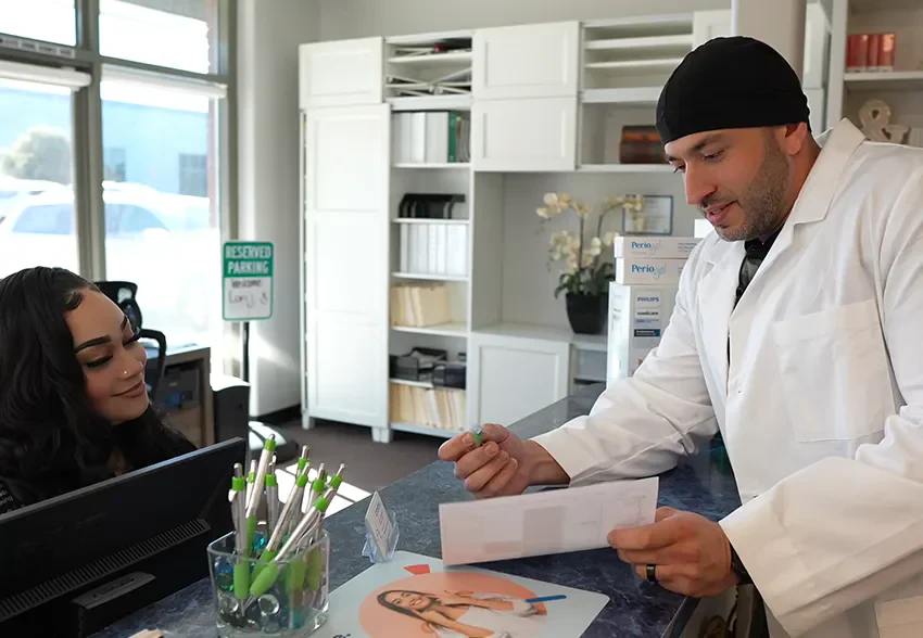 El Dr. Ramy en la recepción de Exceptional Dentistry