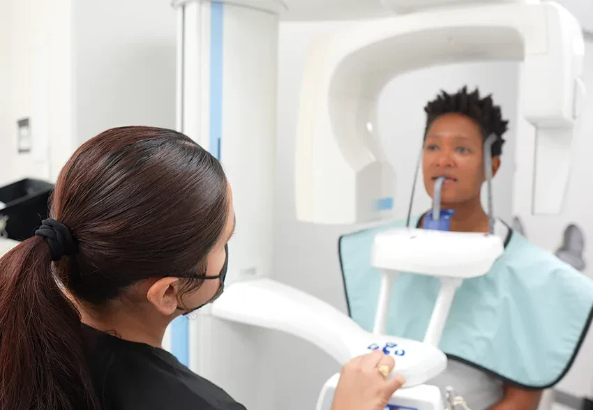 Paciente recibiendo imágenes 3D con tecnología CBCT
