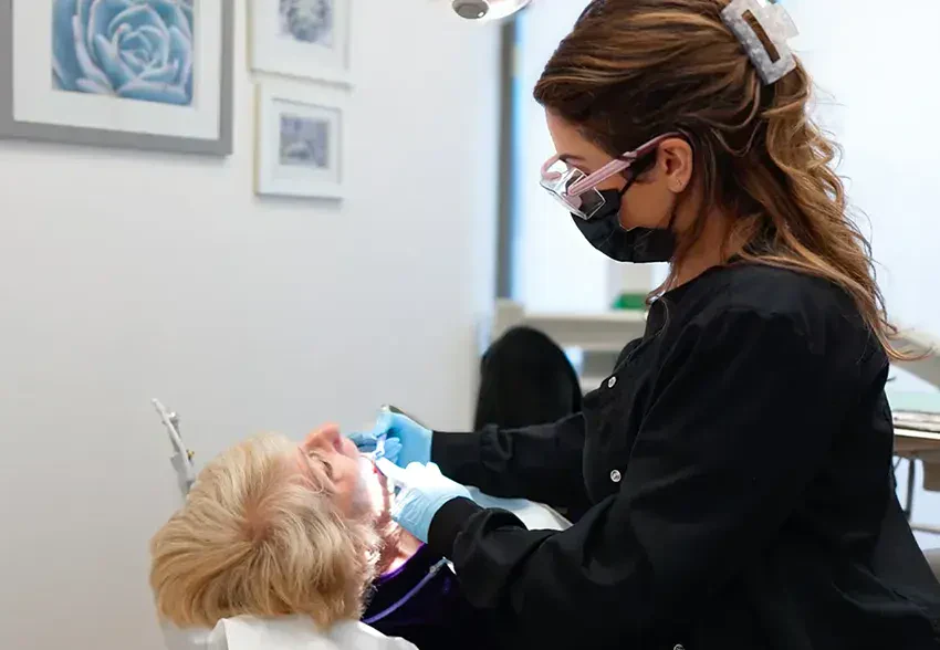 Paciente en una limpieza dental en Exceptional Dentistry